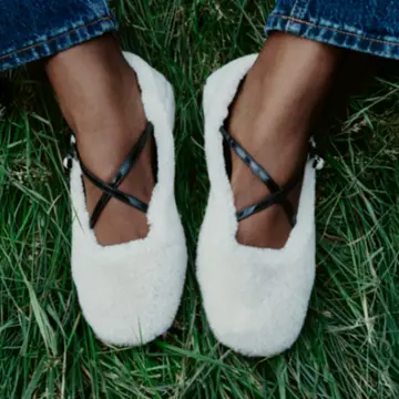 【eclat’s pick up】ジミー チュウから登場したふわもこ靴&amp;バッグが、50代の冬の装いに高揚感をもたらす