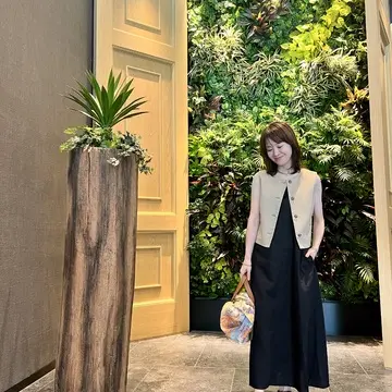 ショート丈ジレでグラングリーン大阪の人気ランチへ