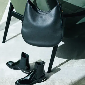 ショルダーバッグ×パテントサイドゴアブーツで新鮮な印象に【黒の靴＆バッグ】