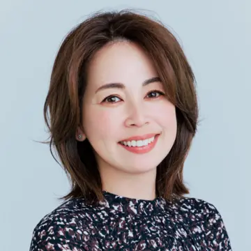 硬くて多い髪質が見違える！軽やかさを意識したワザあり長めボブ【50代髪型・ヘアスタイル】