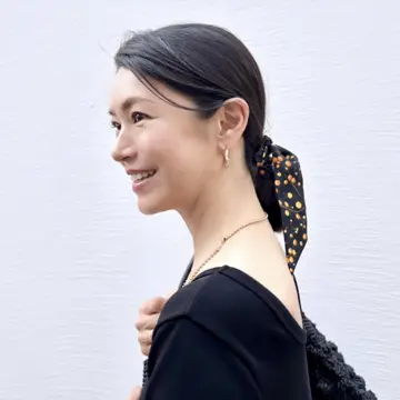 【おしゃれな40代・50代のスカーフコーデ】ヘアアレンジにジャケットに。いつものコーデが見違える「スカーフ」活用テクニック