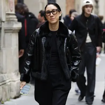 シンプルなのに決まる！ 黒レザージャケットの着こなしが垢抜けるコツ【おしゃれな大人は何着てる？海外ファッションSNAP vol.02】