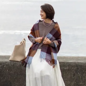 【おしゃれな40代・50代 冬の最愛スカートコーデ】清潔感あるニュートラルカラーを取り入れて上品に