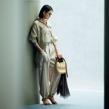 【美映えトップス×涼感パンツ】シアーシャツとツヤ感カーゴでベージュのワントーンコーデ
