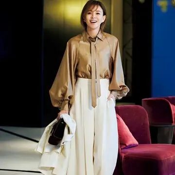 写真映えが狙える！女友達との久しぶりの再会に着たい「光沢ブラウス」