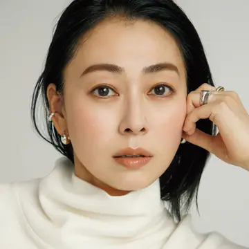 【50代 血色感チーク、大人の新ルール】3大ルールでくすみのない晴れやかな頰を手に入れて
