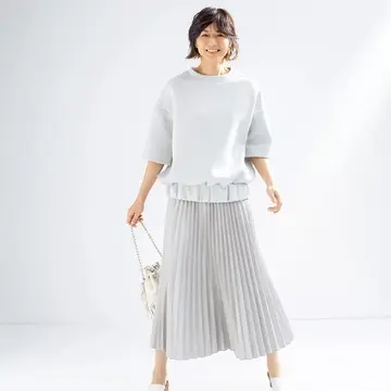 富岡佳子さんがまとう、大人を美しく見せる洗練アイテム「COGTHEBIGSMOKE」のスウェット風トップス＆プリーツスカート