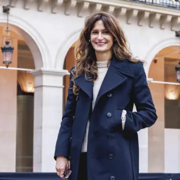 パリのマダムが支持するのは知的でエレガントな「ロングコート」コーデ【海外ファッションSNAP】