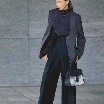 色調と質感の異なるブラックを重ねて、フォーマルな装いを新鮮にアップデート。最低気温11℃｜11/10(月)【50代の毎日コーデ】