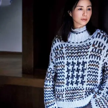 カジュアルコーデを格上げしてくれる「アーガイル柄の手編みニット」【井川遥がまとう“極上のカシミヤ”】