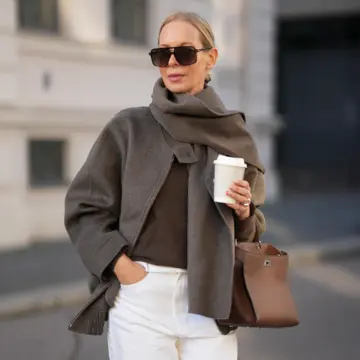冬本番に真似したい！ コートとマフラーは同色が新ルール【おしゃれな大人は何着てる？海外ファッションSNAP vol.03】