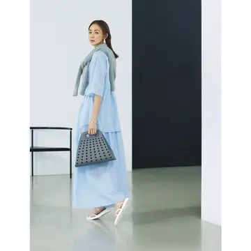 フレッシュなスカイブルーのセットアップに静謐なグレーを散りばめてきれい色に奥行きをもたらす。最低気温23℃｜6/29(日)【50代の毎日コーデ】