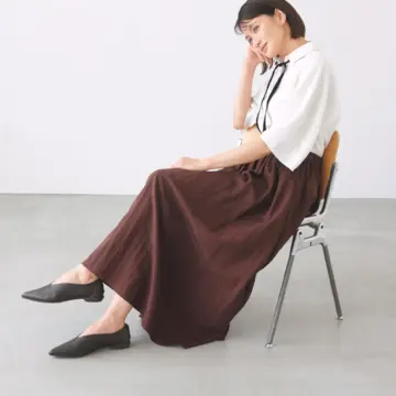 旬なブラウンのスカートをリボンタイつきブラウスで上品さを倍増させて。気温25℃｜10/7(火)【50代の毎日コーデ】