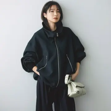 ボリューム感のあるジップジャケットで冬のダークカラーコーデをこなれさせる。気温12℃｜12/12(金)【50代の毎日コーデ】