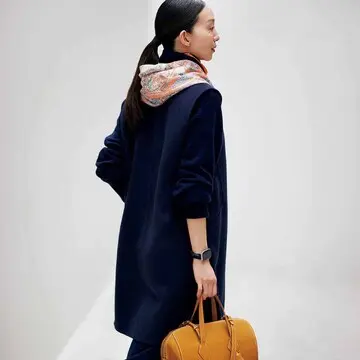 「カレH 100」のストールを360度華やぐフード風にアレンジ！【冬の主役になるエルメスのスカーフ】