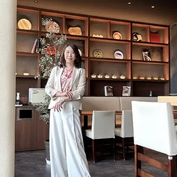 優美なセミワイドホワイトパンツで軽やかにオンもオフも大人エレガント♡