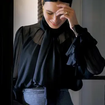 定番色でも無難にならないポイントは？「シアーな黒」で洗練されたコーデに！