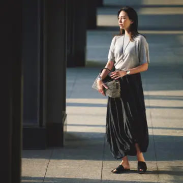 ギャザースカートの優美なドレープが、夏のモノトーンコーデの洗練度を引き上げる。気温30℃｜7/26(土)【50代の毎日コーデ】