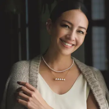 自宅でゆっくり過ごす休日は、エクリュのレイヤードで心も穏やかになる装いを楽しんで。気温10℃｜1/11(日)【50代の毎日コーデ】