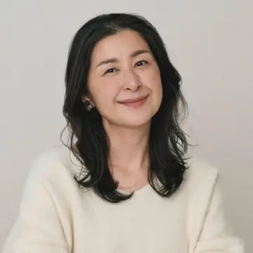 ツールの持ち方がポイント！ 「柔らかめの薄眉」をナチュラルに仕上げる秘訣【大人のリアルな正解眉】