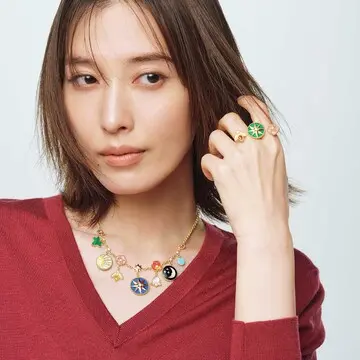 大人だからこそ楽しめる。ラッキーモチーフを組み合わせた「ディオール」のジュエリー