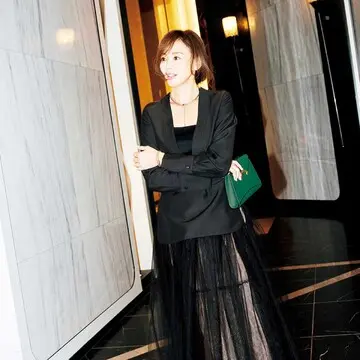 女友達と会うときにこそ挑戦したい、大人かっこいい装いは「Vあきブラウス」で