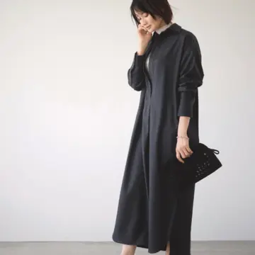 シャツワンピースの中にハイネックトップスを仕込んで、モノトーンコーデを秋らしい表情に！気温18℃｜10/24(金)【50代の毎日コーデ】