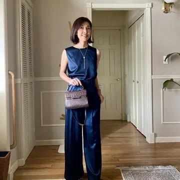 大人感抜群なサテンのセットアップ
