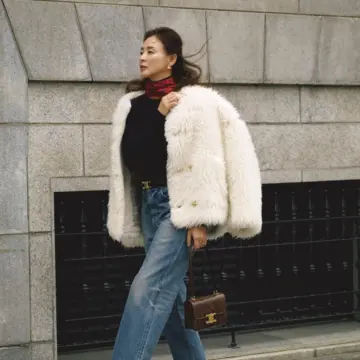 フラッフィーな白アウターでカジュアルデニムを華やかに着こなす。最低気温5℃｜1/17(土)【50代の毎日コーデ】