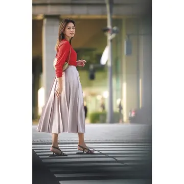 ピンク×赤のチャーミングな配色は、素材のリュクスな光沢で女っぽさを引き上げる。最低気温19℃｜6/3(火)【50代の毎日コーデ】