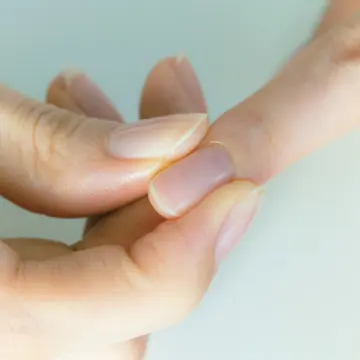 「指マッサージ」で、血流をよくしてきれいな素爪に育てて【爪トラブルの対処法】