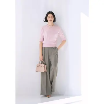 優しげなピンク×グレーの配色ならワンツーコーデも春のニュアンスをまとって大人可愛く！気温27℃｜5/22(木)【50代の毎日コーデ】