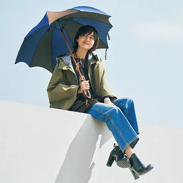 【富岡佳子「おしゃれの冒険の旅」vol.3】雨の日だって。カジュアルの仕上げは「傘」
