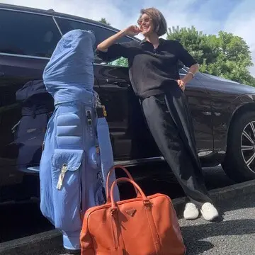 襟の開きが絶妙でほどよく抜けた印象に！夏ゴルフの帰りは「ポロニット」「スキッパーニット」【松井陽子の「エクラ ゴルフ部へようこそ！」vol.7】