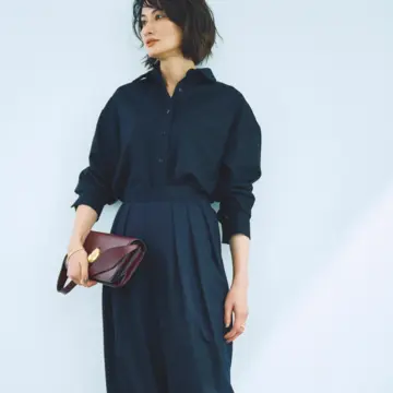 小物のカラーリングでハンサムなネイビーコーデをリズミカルに彩る。最低気温12℃｜11/9(日)【50代の毎日コーデ】