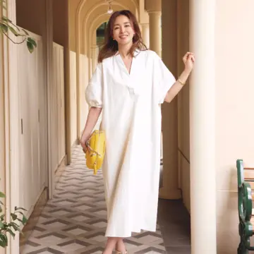 優雅で軽やかな夏の白ワンピースをイエローバッグでさらにフレッシュに！気温30℃｜8/26(火)【50代の毎日コーデ】