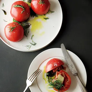 夏の人気野菜レシピ！ トマトの果汁たっぷりな「トマト、生ハム、チーズ2種のファルシー」