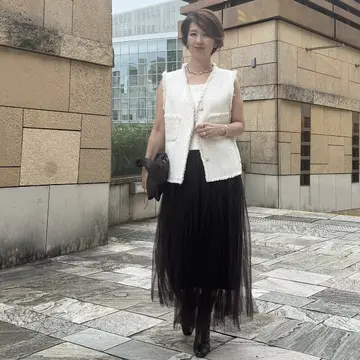 ツイードを軽やかに着る秋の展覧会コーデ 