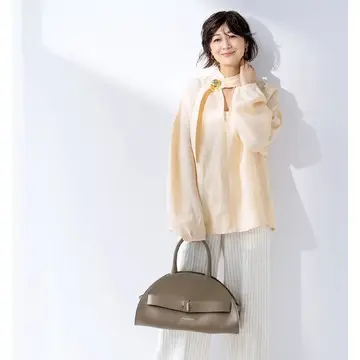 富岡佳子さんがまとう、大人を美しく見せる洗練アイテム「HARUNOBUMURATA」のリネンブラウス、 「POSTELEGANT」のコットンブロードロングドレス