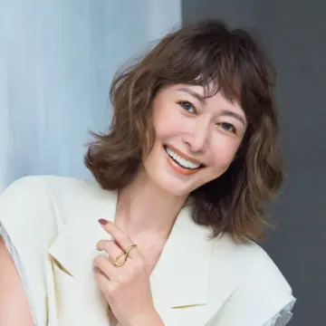田丸麻紀さんも挑戦。白髪ぼかしも、美肌見えも、ツヤ出しもかなう“ちょっと明るめ”ヘアカラー