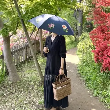 ベトナム刺繍の日傘で、両親と花々散策♩