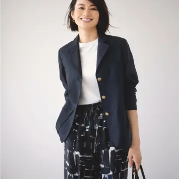 定番の紺ブレと同色のプリントパンツでオフィスコーデの華やかさをアップ！気温21℃｜10/30(木)【50代の毎日コーデ】