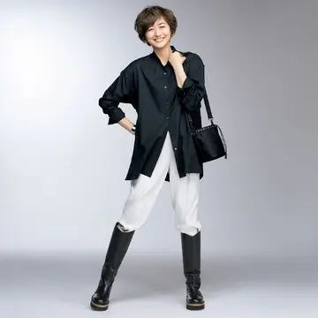 富岡佳子さんが着こなす「SARTORE」のラバーソールロングブーツ