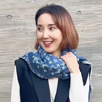 【おしゃれな40代・50代のストールコーデ】ルイ・ヴィトンやフェンディなど。冬の装いに華を添えるストールやマフラーを使った最愛コーデ