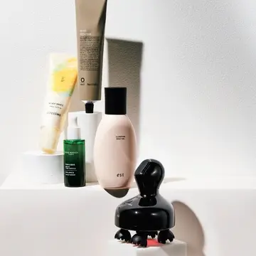 気になる髪の分け目対策の基本「頭皮クレンジング」でふんわりヘアを取り戻す