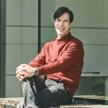 「お金がくれたのは安心と、自由への解放だった」お笑い芸人 パトリック・ハーランさん的“50代からのお金の使い道”