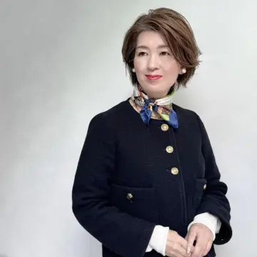 【おしゃれな40代・50代のスカーフコーデ】ショートヘアに華を添えるインパクトあるデザインやカラーが人気！