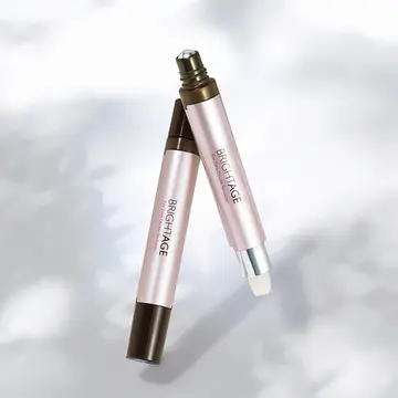 製薬会社が開発した目もと用美容液で毎日ケア