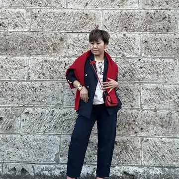 ネイビーに赤。大人は“差し色”で新年を制す