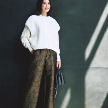 リュクスなリーフ柄パンツはジップアップジレでカジュアルに味付けしてこなれ感アップ。気温17℃｜11/23(日)【50代の毎日コーデ】